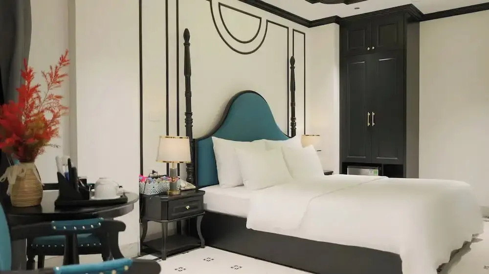 Royal Hotel - Trinh Van Bo, Nam Tu Liem