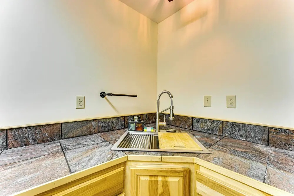 3 Mi to Angel Fire Resort! Quaint Apt on 2 Acres