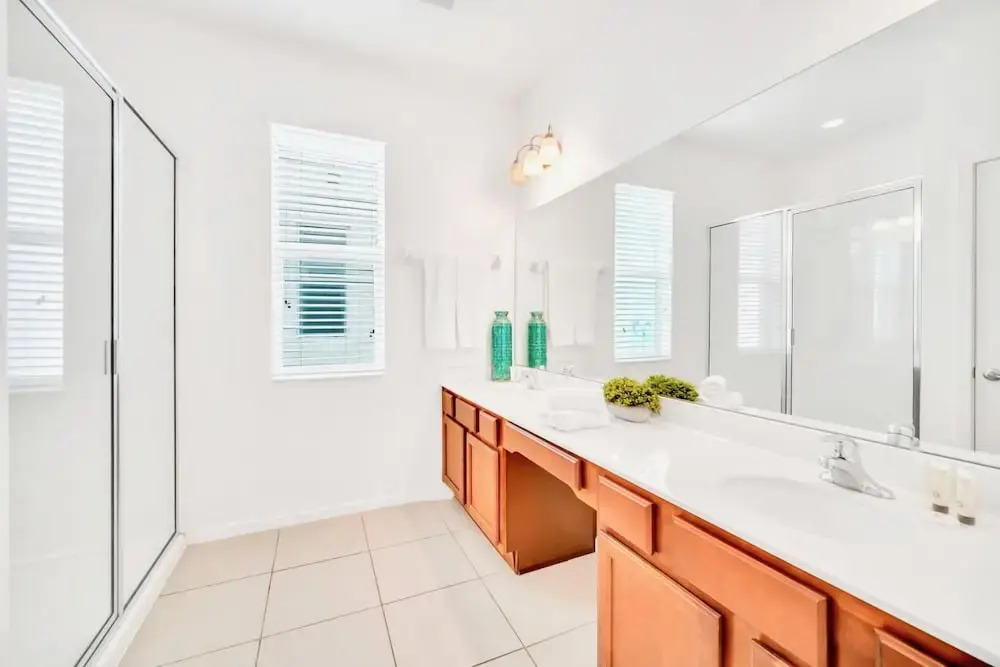 6BR Luxury Home - w Pool BBQ and Games Room