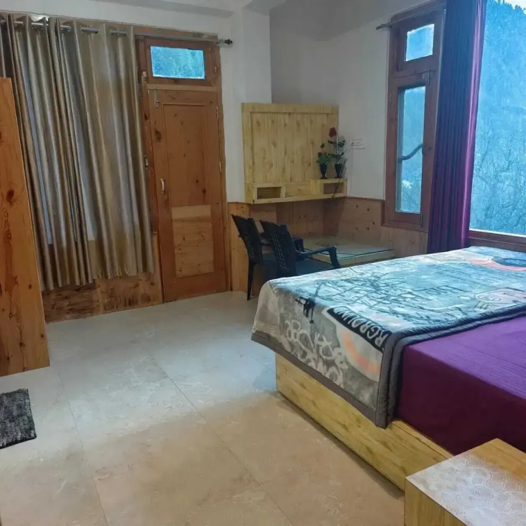 Shesh Besh Guest House & Restaurant
