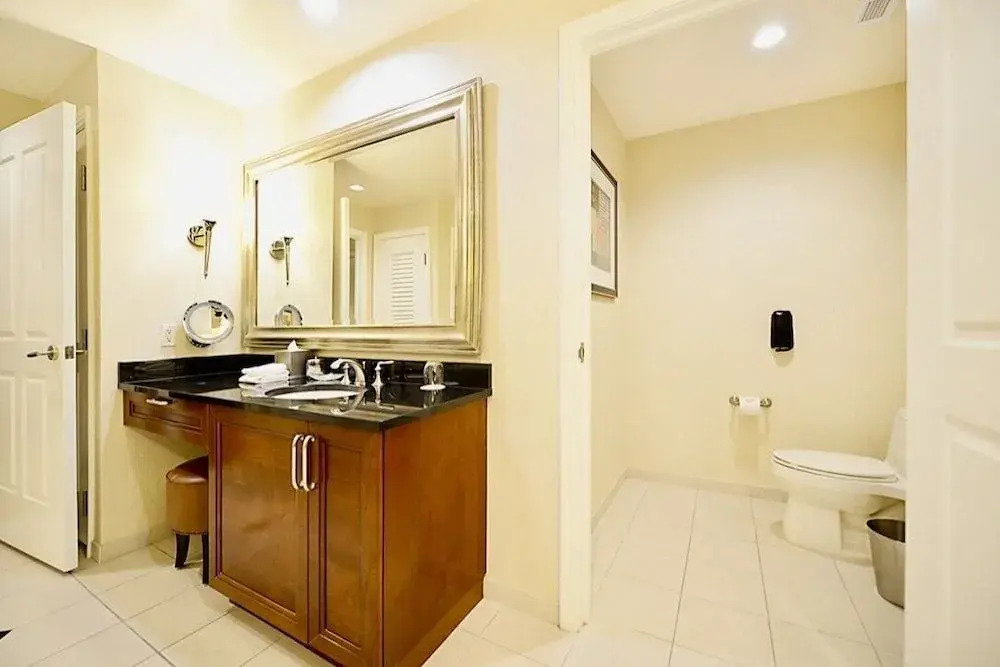 MGM Signature Deluxe Balcony Strip View Suite