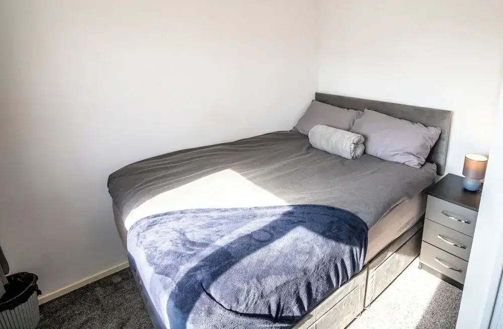 3 Bed Home - Sleeps 8 - Stoke City fc - Parking
