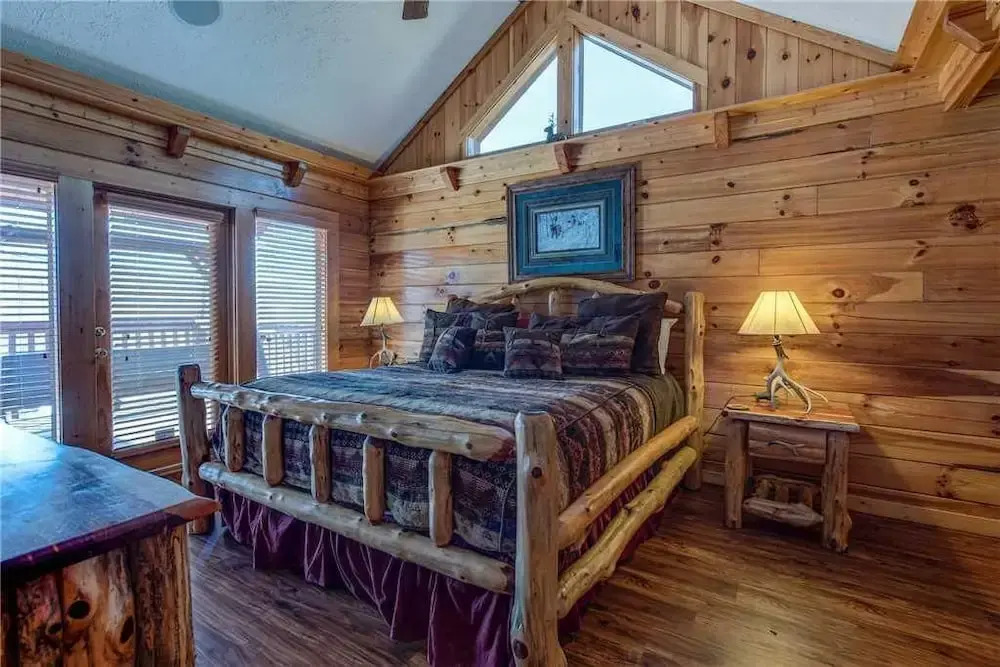 Majestic Point Lodge 5 Bedroom Mountain View Home with Hot Tub