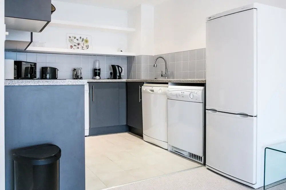 Modern Home by River Thames W/aircon, 4 Guests