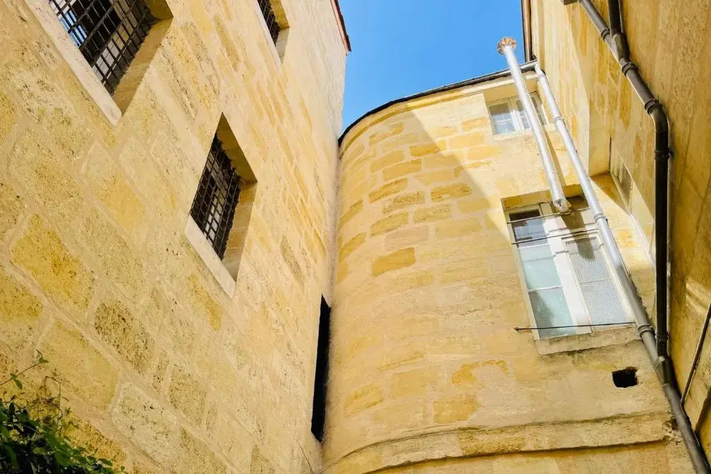 Nice furnished apartment with inner courtyard near the city center