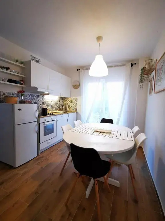 Centrally located 3 Bedroom Holiday House OLive with private garden