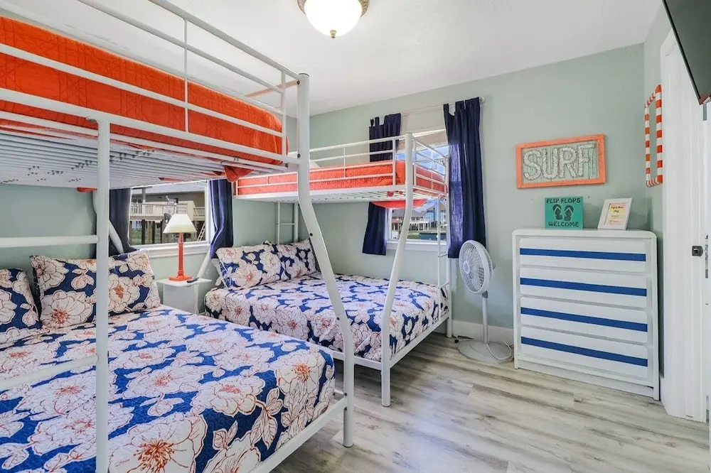Always Sunny 3 Bedroom Home by RedAwning