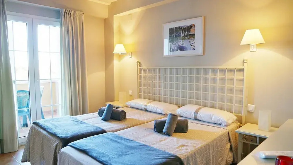 Bright Apartment With Pool Access