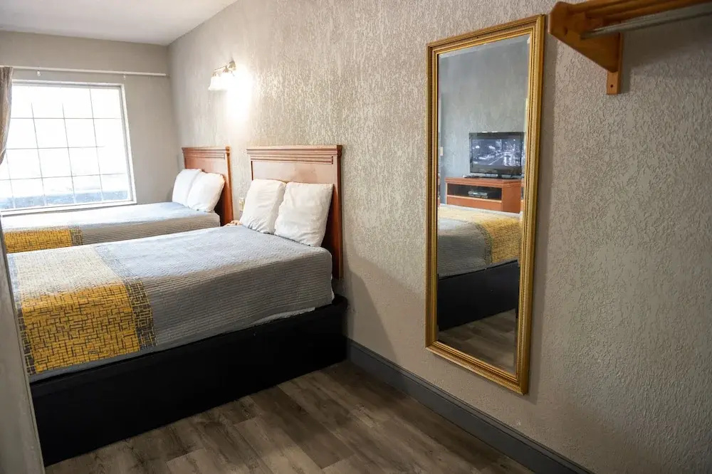 Riverside Inn and Suites