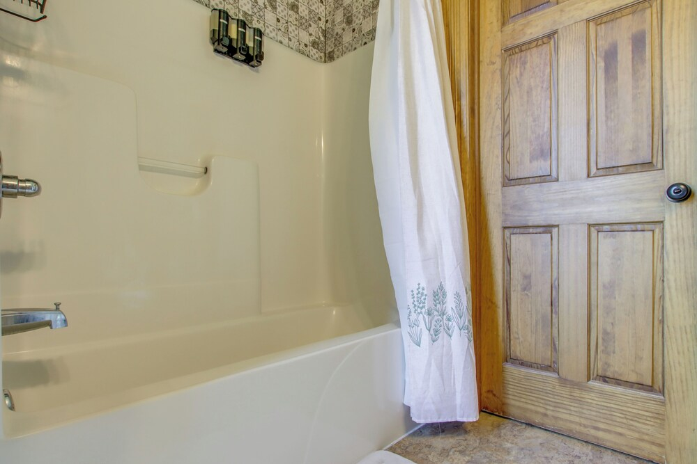 < 1 Mi to Downtown: Historic Dubuque Gem!