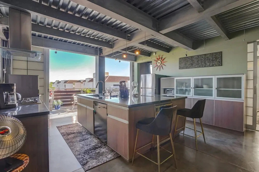 Modern Penthouse in Venice Beach-the Steel Rose
