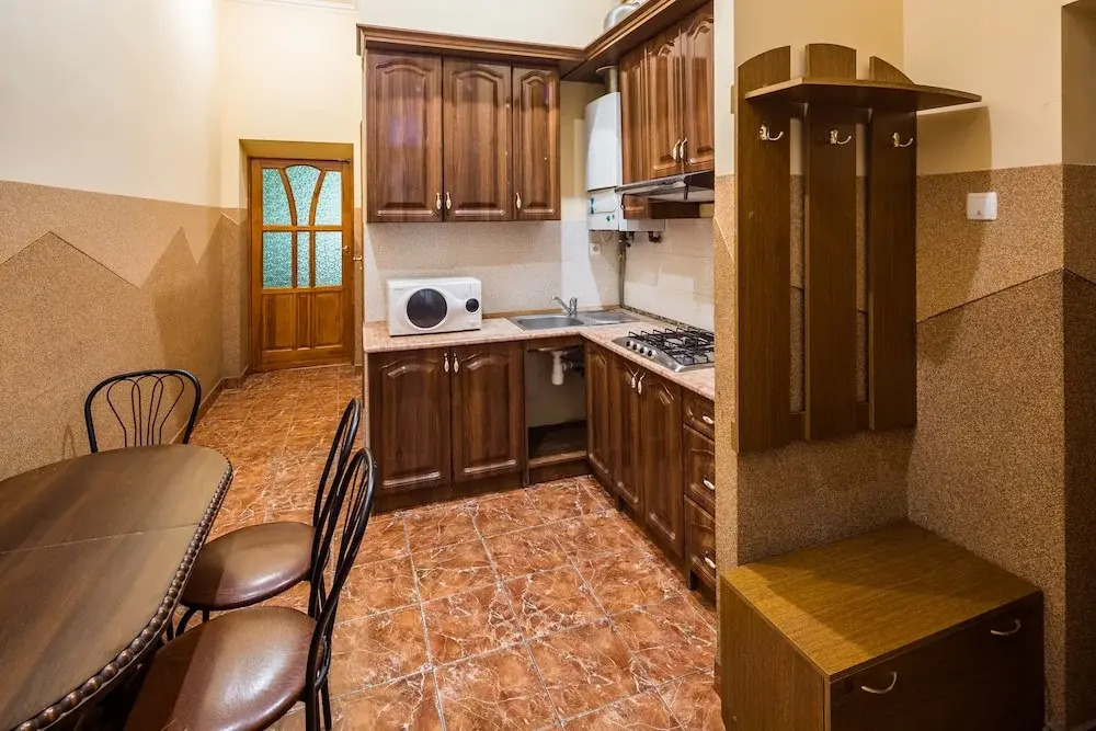 Three rooms in the center on Kulisha