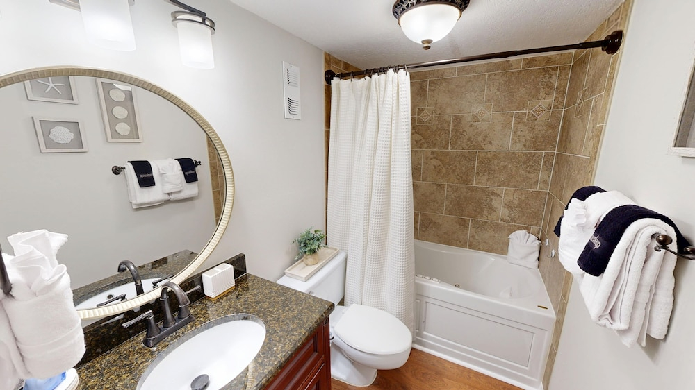 Shoreline Towers 1033 2 Bedroom Condo