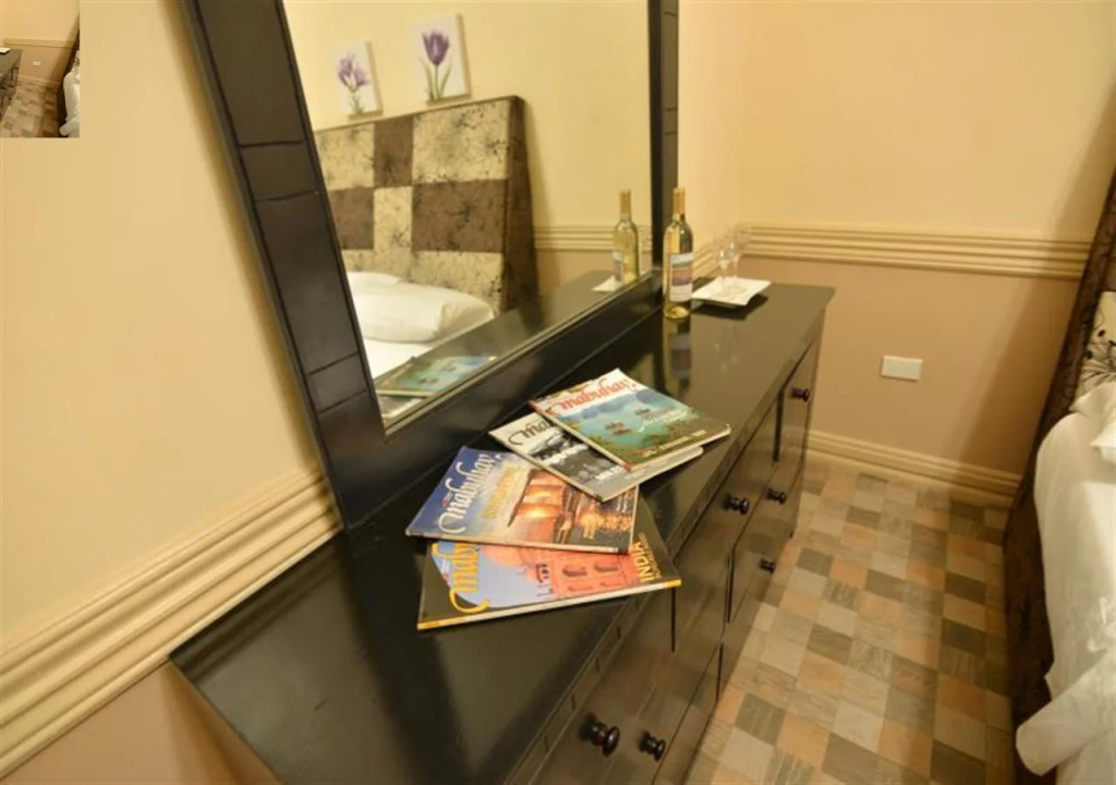 Roz And Angelique's Inn & Suites