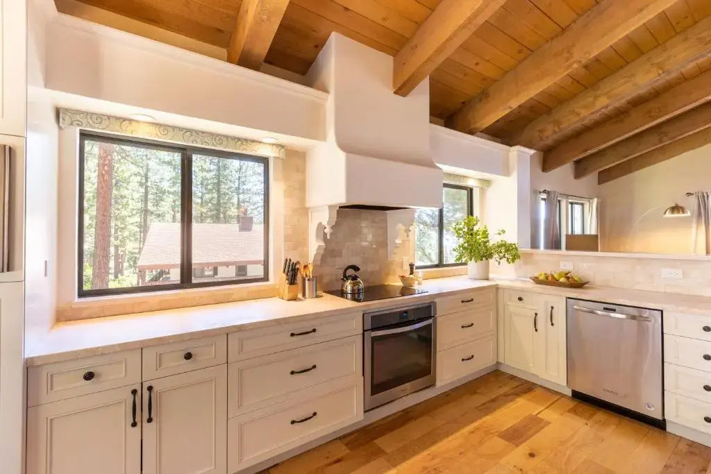 Golden Mountain Retreat by AvantStay