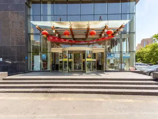 Yining Yili Huacheng Grand Hotel (People's Square)