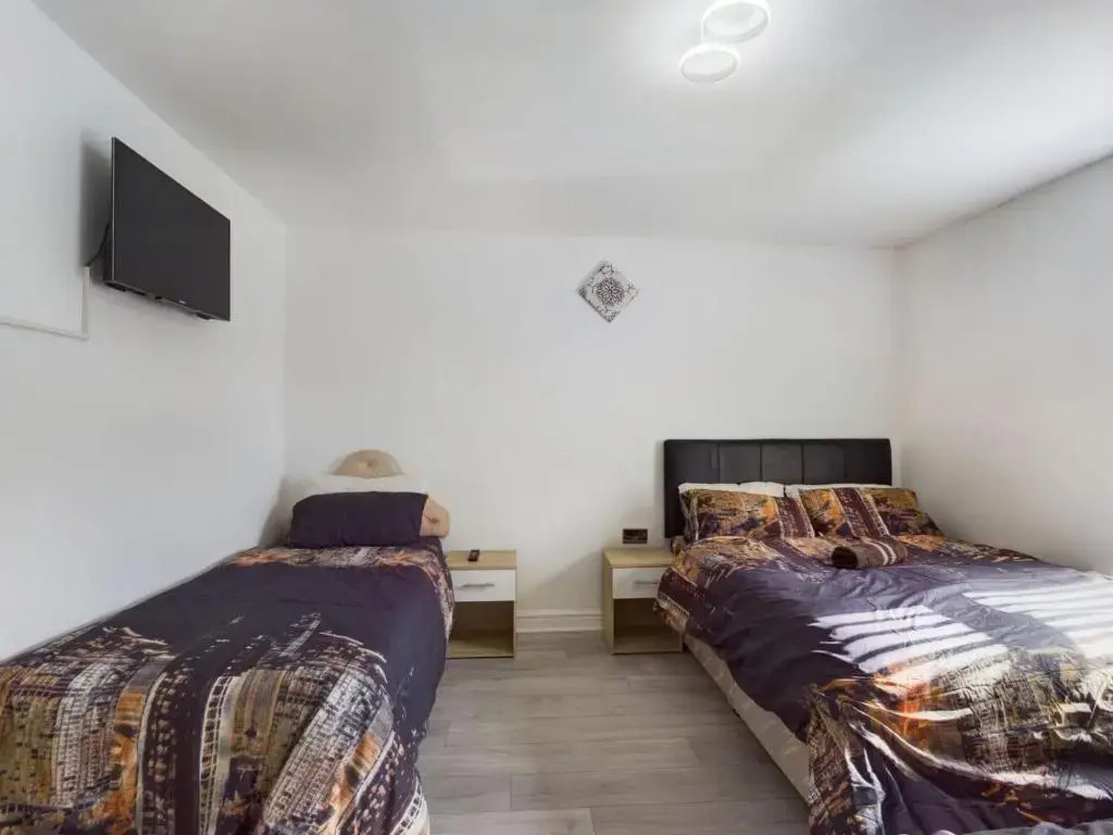 Stunning 4-bed House Fully Refurbished Modern