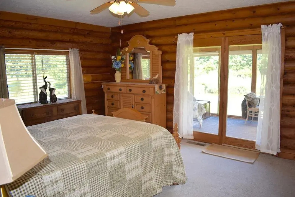 Duck Inn Log House