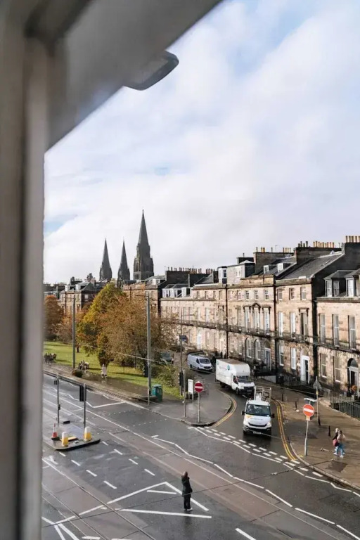 Bright High-ceiling 2BD Flat - Central Edinburgh!