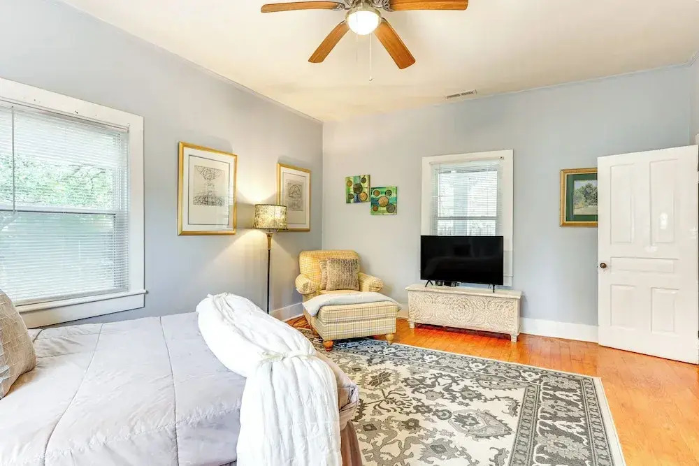 1 Mi to Dtwn Wilmington: Quiet Cottage w/ Deck