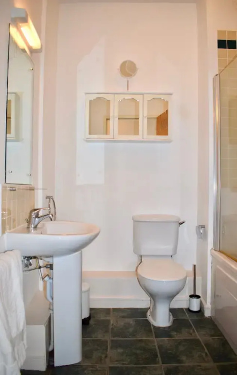 Modern 1 Bedroom Apartment Near the River