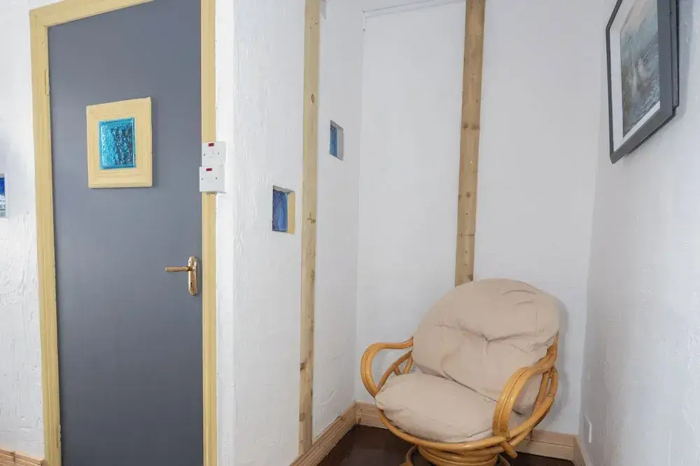 Quirky Apt - Sleeps 6 - Coastal Area - Parking