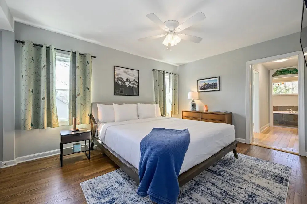 Plan A Trip To Georgia Aquarium In This Comfy 3BR