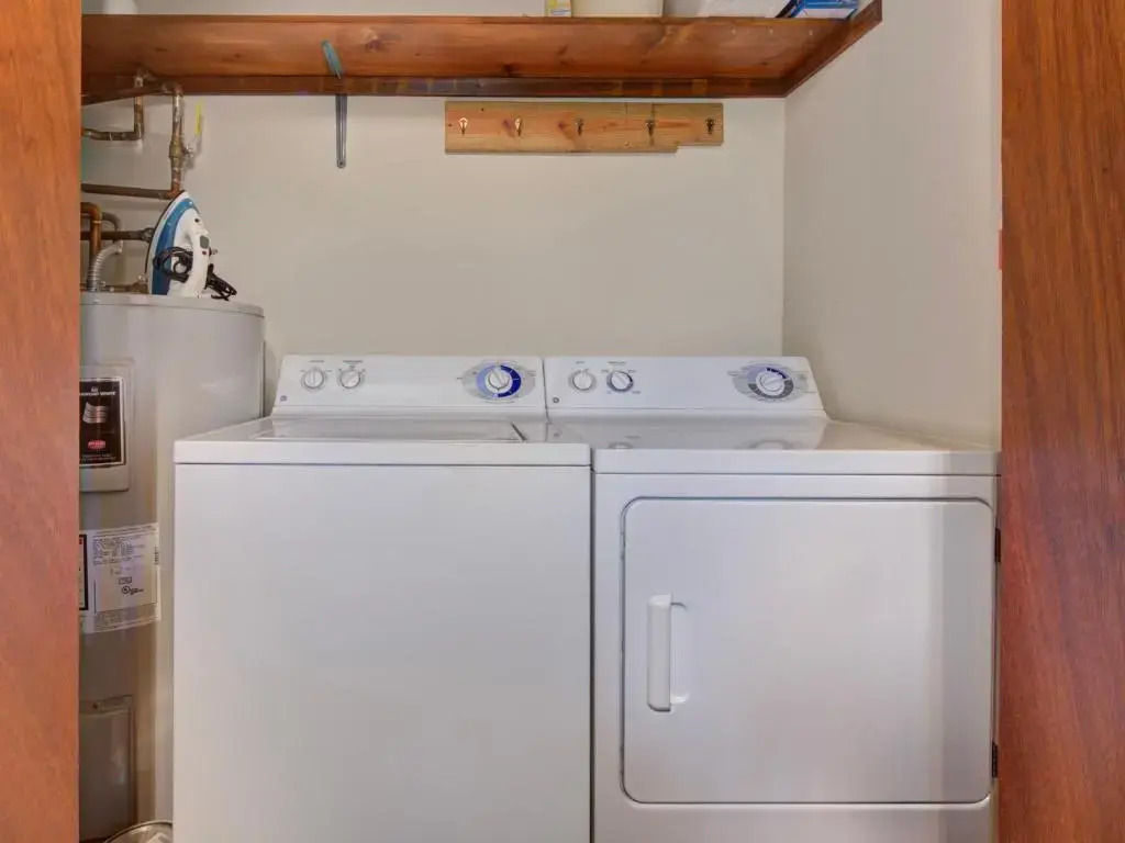 Between Here & There, 3 Bedrooms, Sleeps 6, Views, Hot Tub