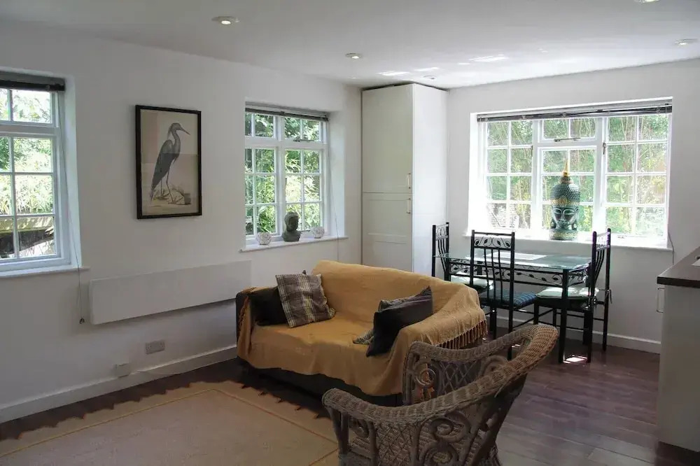 Woodlands Cozy Cottage in Gerrards Cross, Sleeps 2