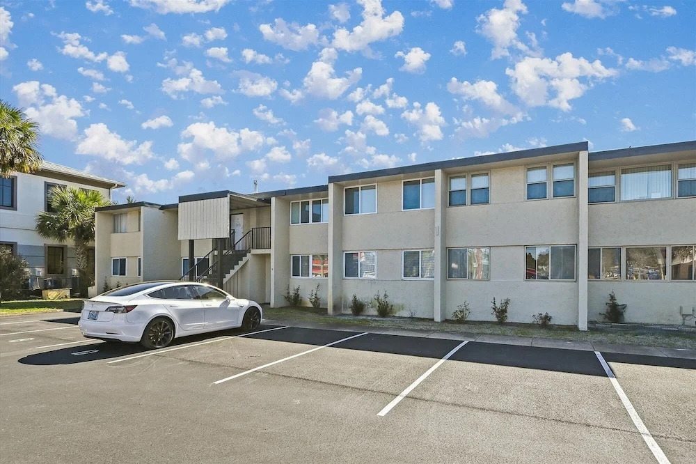 Sea Palm 1D is a 2 BR 1 Bath that is pet friendly and sleeps 6 by RedAwning