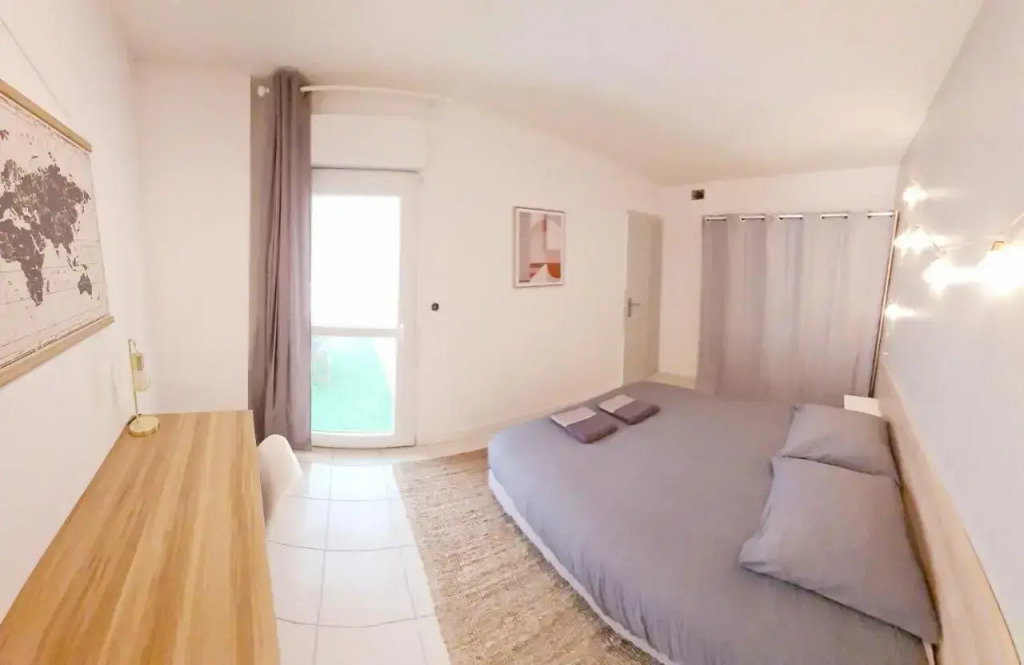 spacieux logement avec terrasse à 100m du tram
