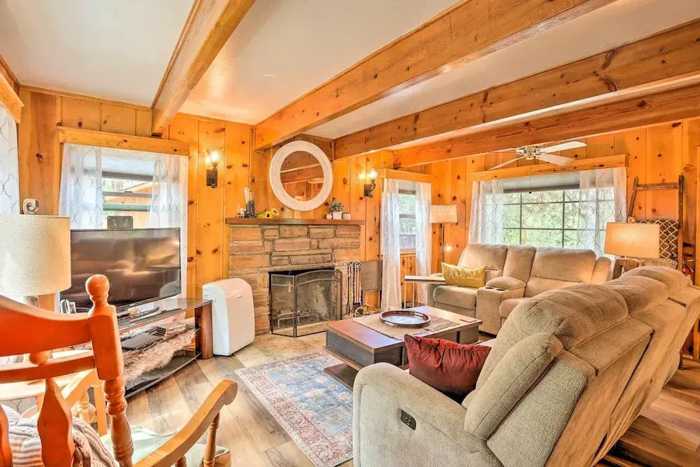 Wrightwood Cabin w/ Cozy Interior!
