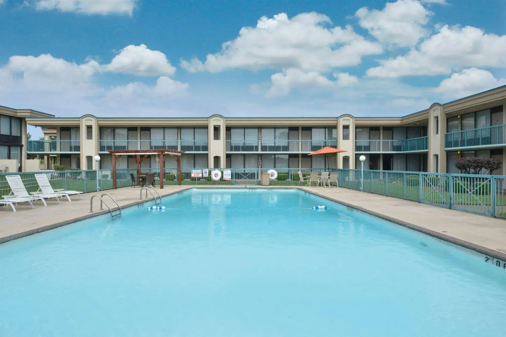 Lamplighter Inn & Suites Pittsburg