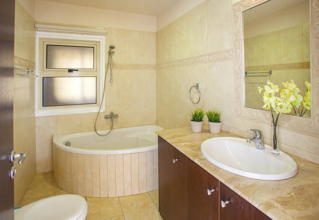 Mackenzie Eftyhia Suite