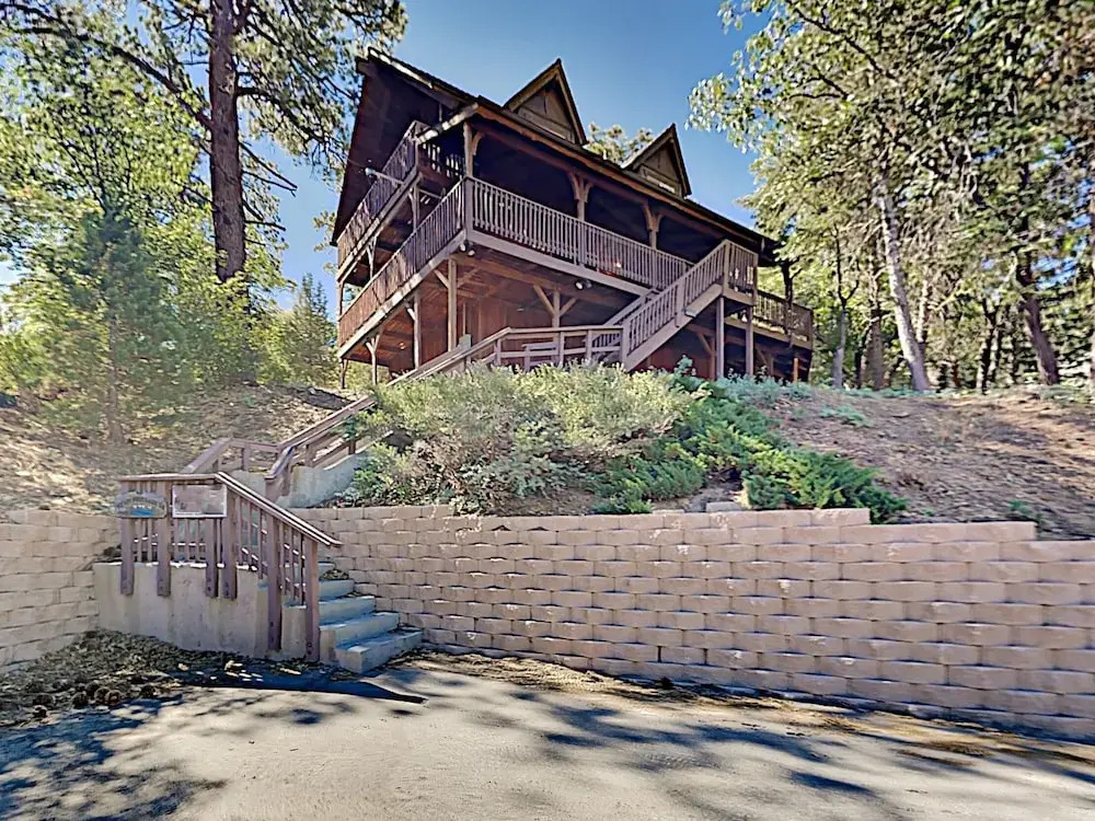 Beautiful Log House: Large Deck & Private Hot Tub 3 Bedroom Home