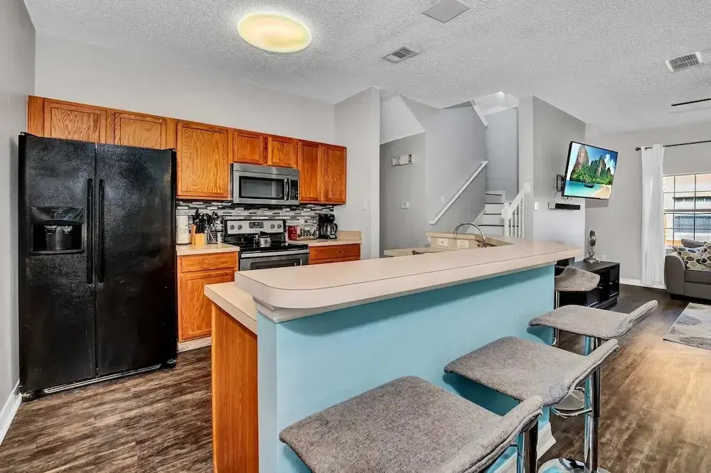 Fresh Decor With Hardwood Floors Huge Private Pool Area CDC Standards 4tv121