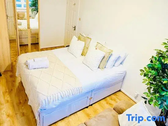 Modern Central London Flat | Self Check-in | Near Tube | Fast WiFi