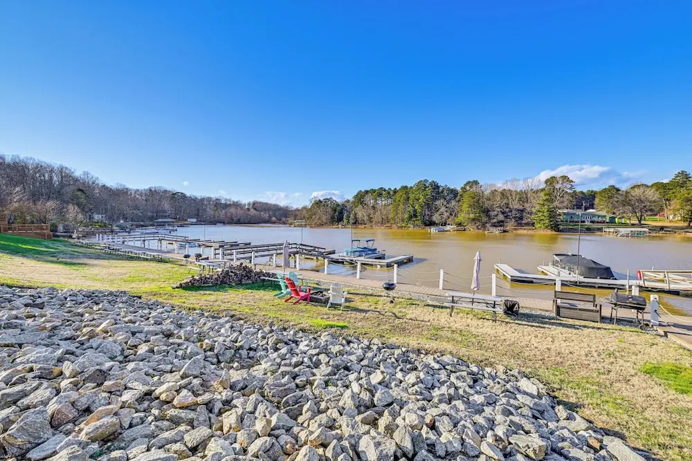 Waterfront Living & Resort Perks! Lake Norman Stay