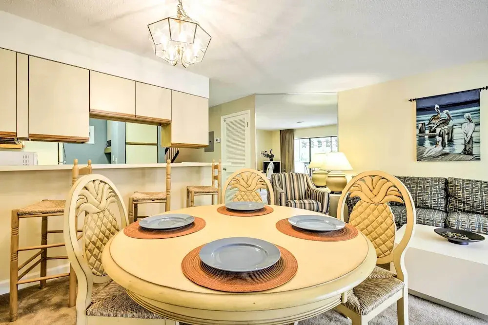 Niceville Condo w/ Pool Access < 8 Mi to Destin!