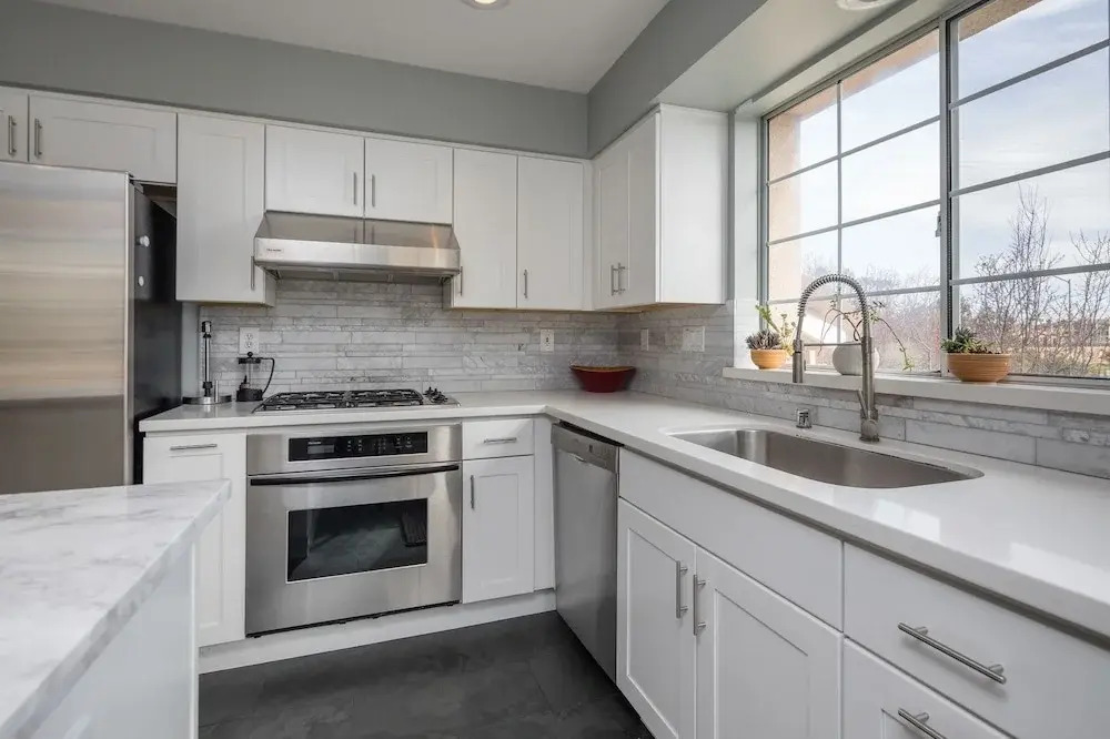 Posh Waterfront - 3 Br Condo