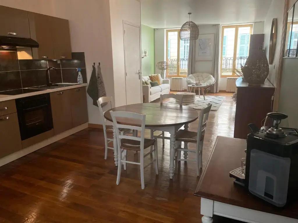 Appartement exclusif de 65 m2 en coeur de ville avec parking, accès inclus à salle de sport de 2000m2, Sauna & Hammam