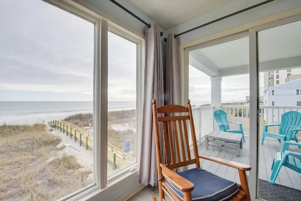 Ocean-view Condo: Walk to Windy Hill Beach!