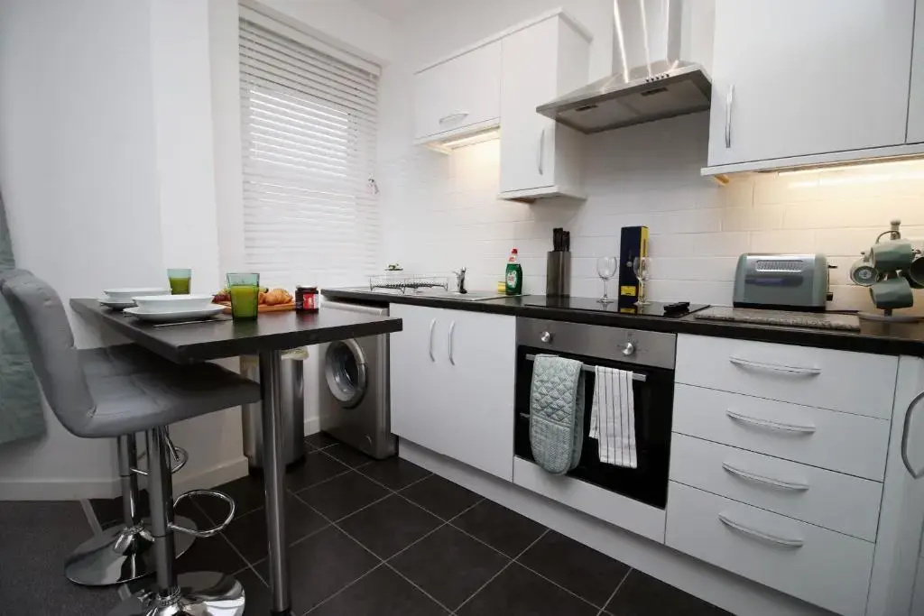 City View - 2 Bed City Center Apartment With Street Parking - Sleeps 6 - By DYZYN