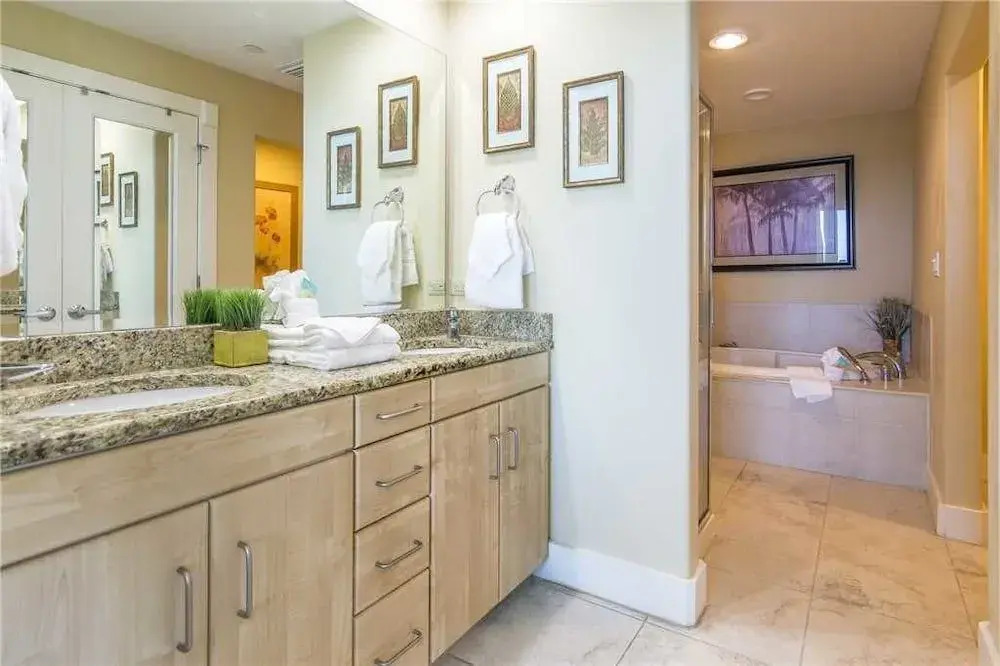 Island Tower 1001 - 3 Br condo by RedAwning