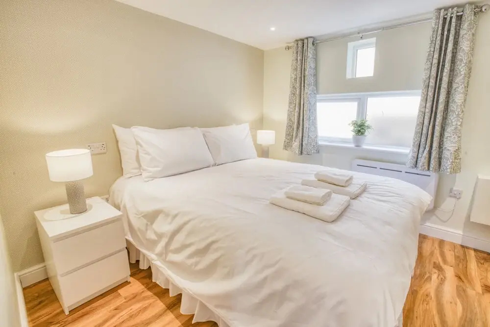 Superior 2 Bedroom in Central Lincoln En-suite Shower King Size Beds Free Toiletries and Wifi