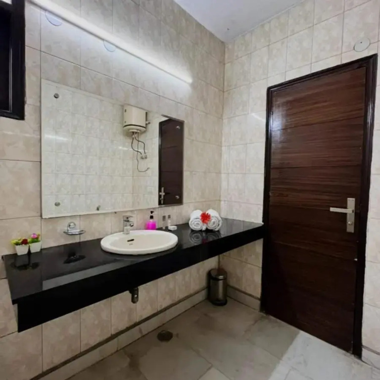 BluO Studio - Defence Colony - BathTub, Balcony
