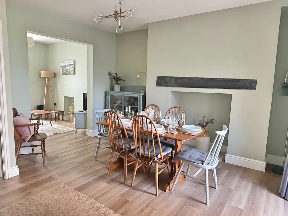 Charming 3 Bed Townhouse Near Llanddwyn Beach