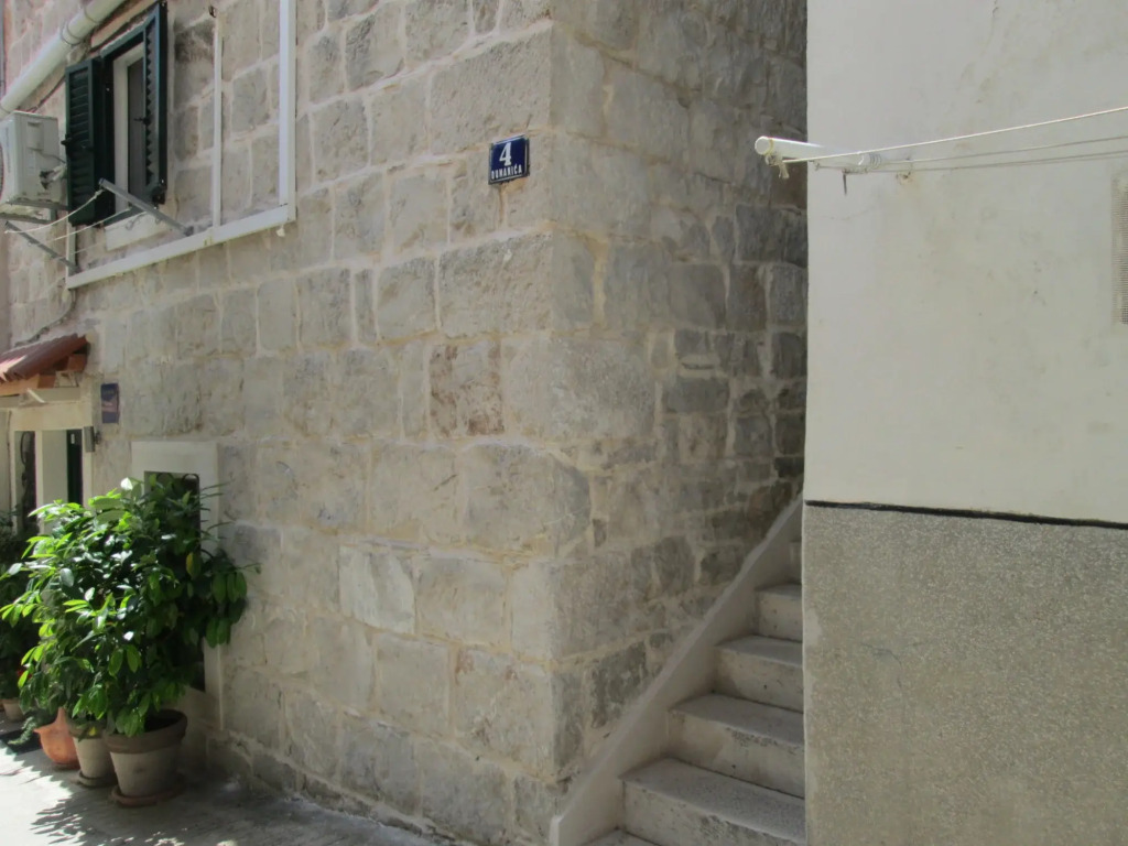 Rm Antonio on Dumanica St - En-suite Rm 5 min to the Old Town of Split