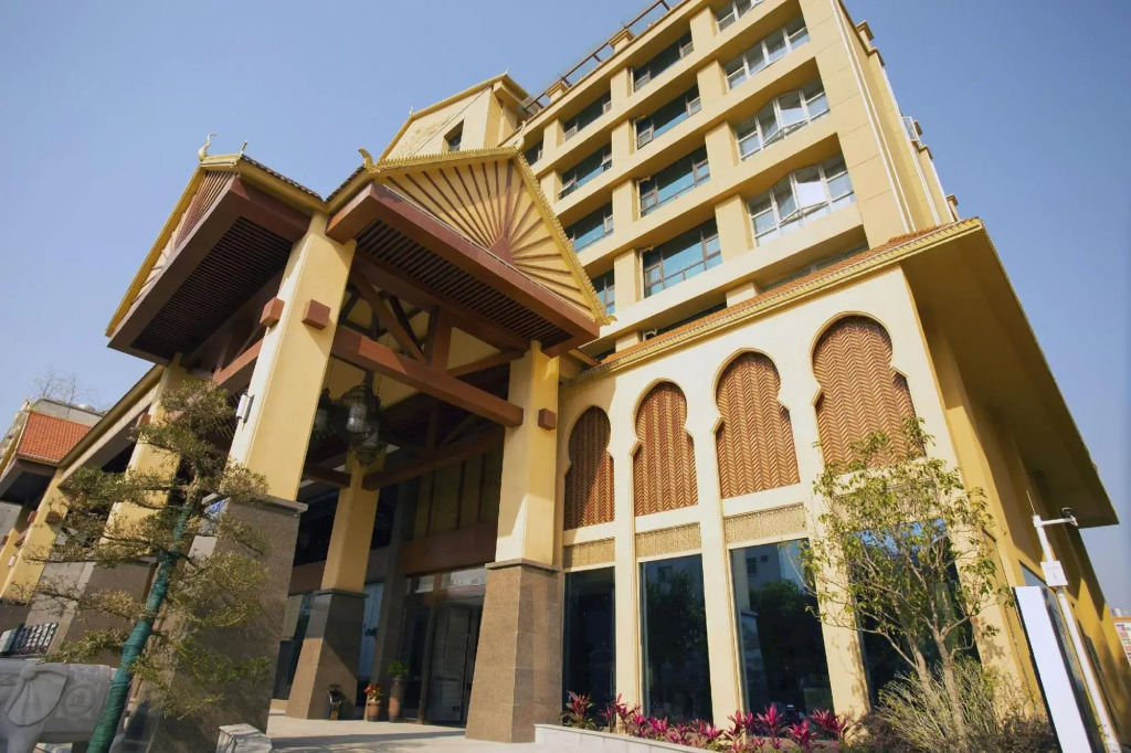 Mangshi Bailongshe Hotel (Dehong Mangshi Airport Dehong Mangshi Square Branch)