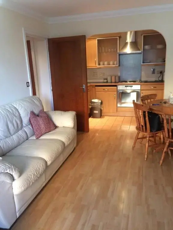 Central Reading Canal Side Apartment sleeps 4 with Parking